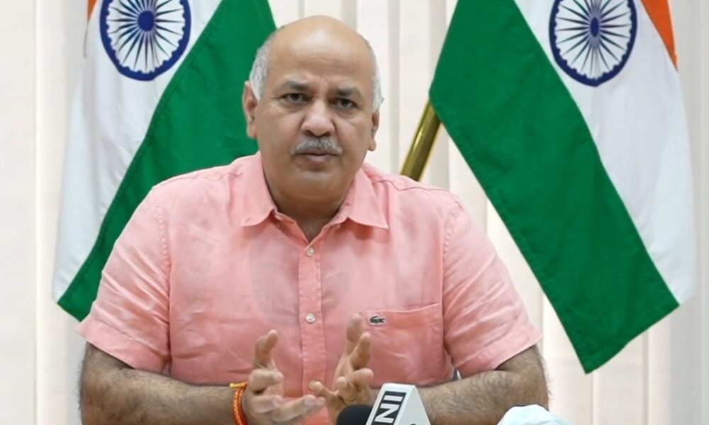  Sisodia meets Delhi traders on GST issue