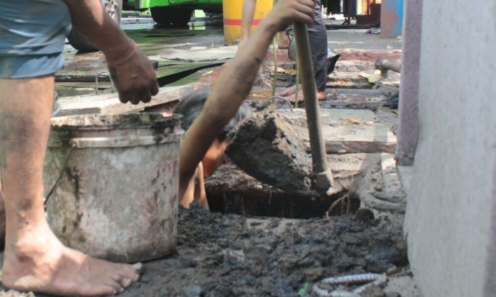  Sewer workers to have insurance cover in UP