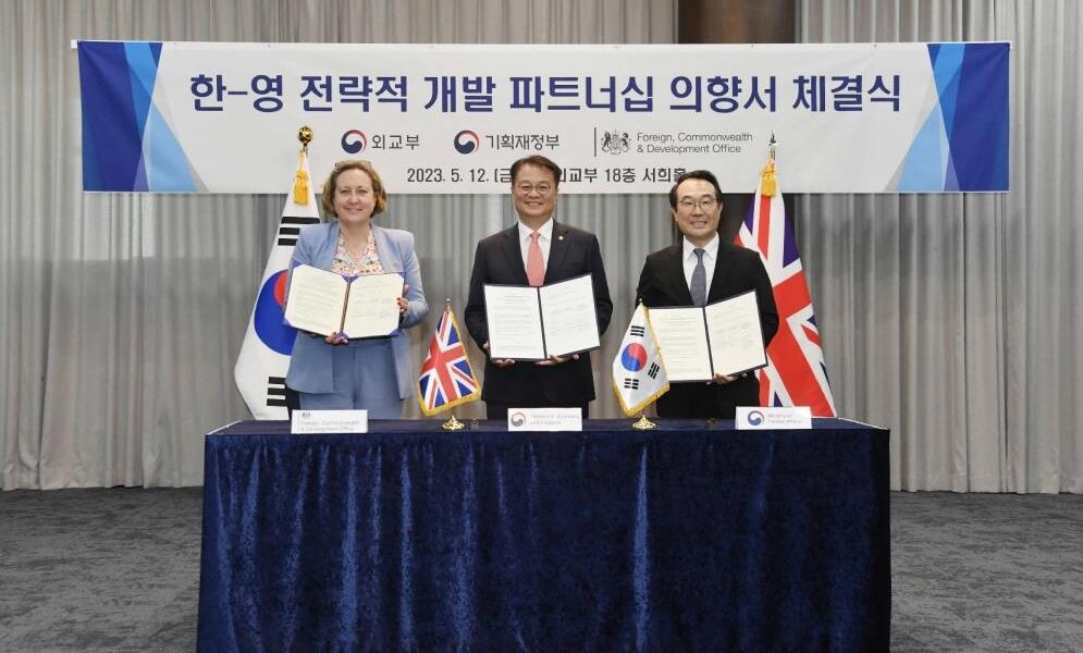  S.Korea, Britain sign letter of intent to establish strategic development partnership